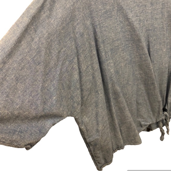 Woman’s top - Picture 2 of 4